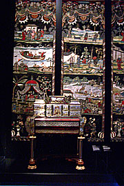 im Vordergrund: Schreibsekret&auml;r, Atelier Hendrik van Soest zugeschrieben,  Antwerpen, um 1705, verschiedene H&ouml;lzer, Zinn, Schildpatt, Messing(Foto: Marikka-Laila Maisel)